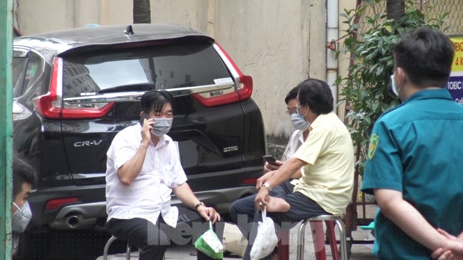 Cách ly chung cư hơn 1.000 người ở Sài Gòn sau ca dương tính Covid-19 - ảnh 12