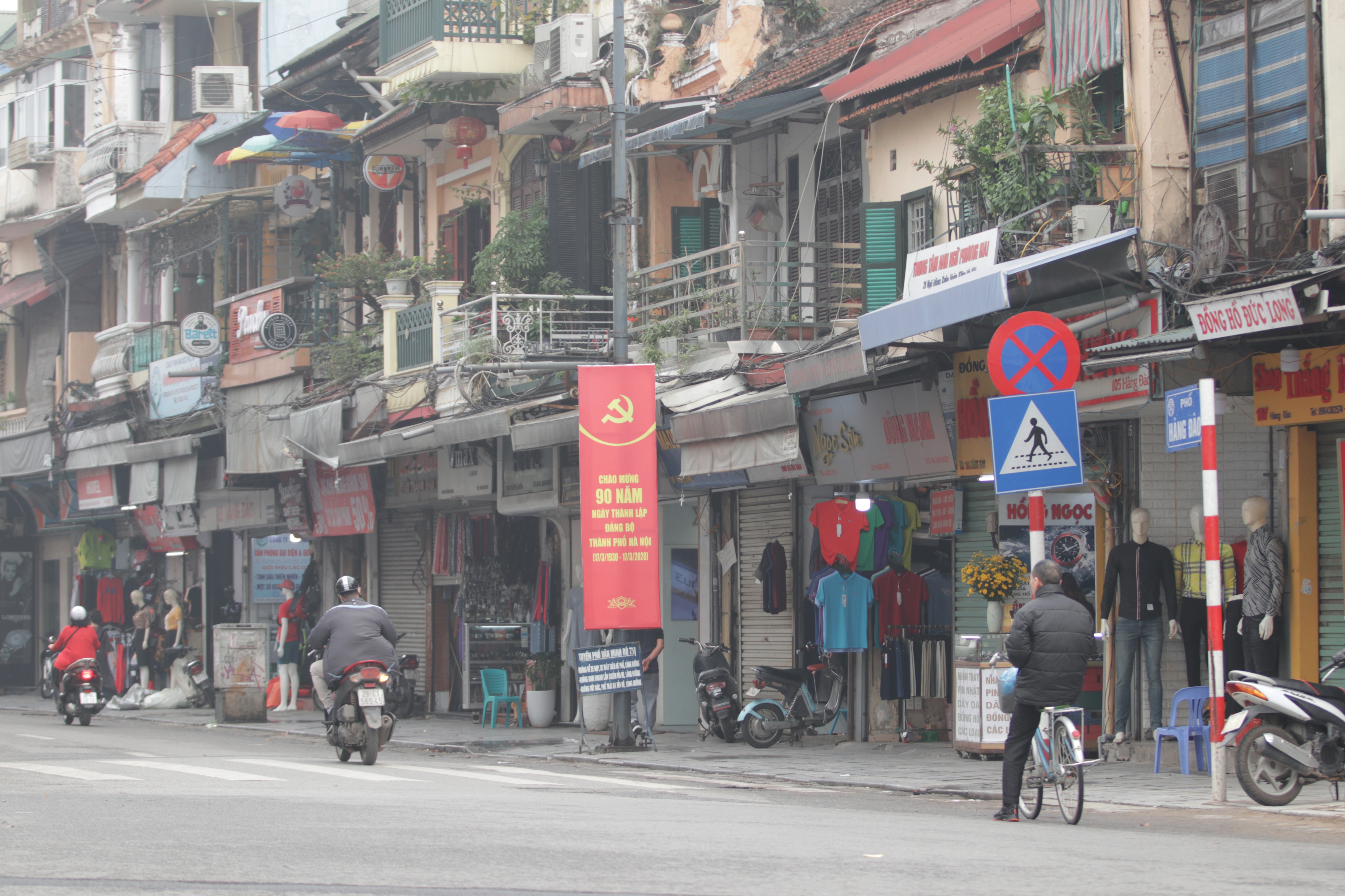 Người Hà Nội ngại dịch corona, phố yên tĩnh, mua sắm vắng - 2 Người Hà Nội ngại dịch corona, phố yên tĩnh, mua sắm vắng - 2