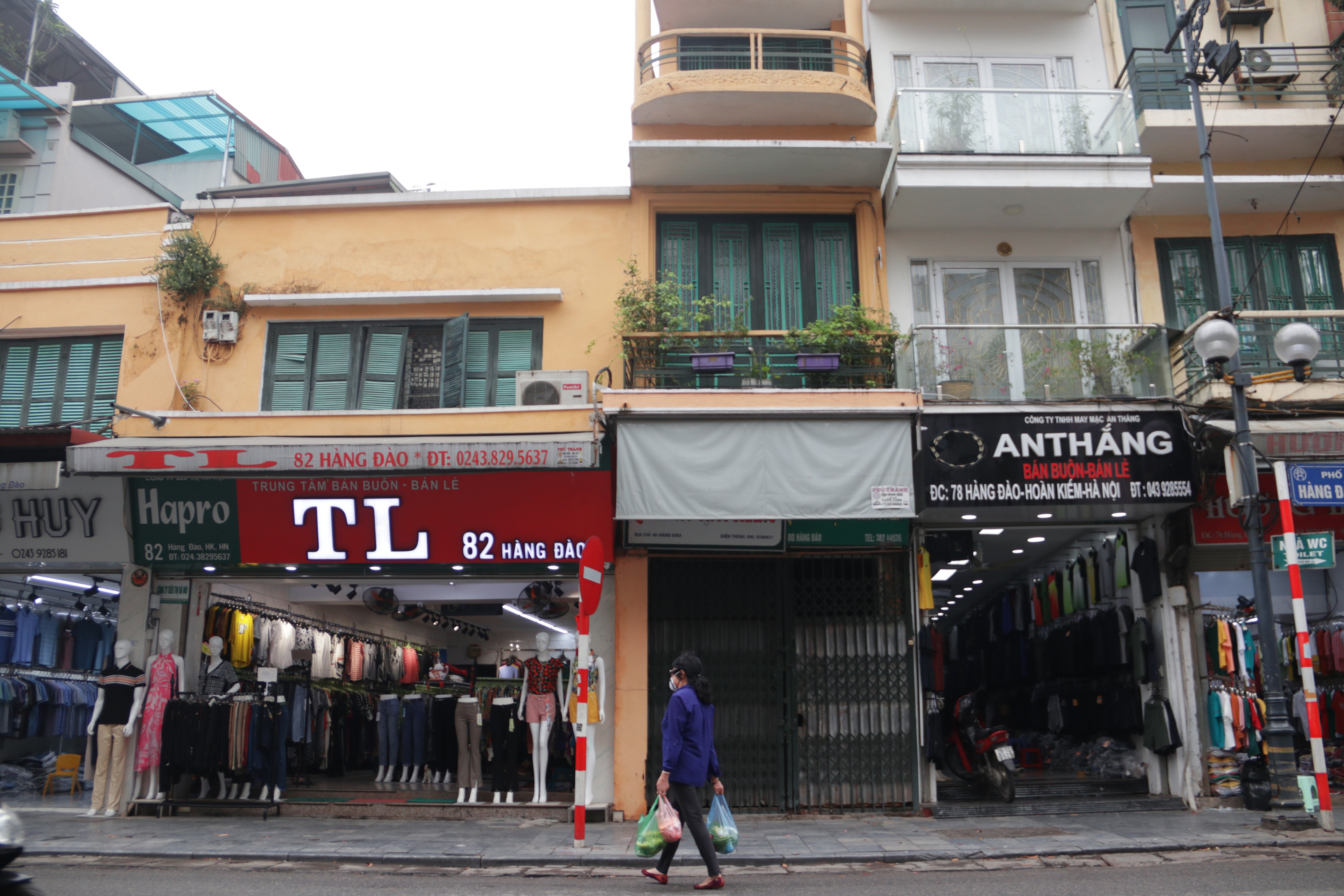 Người Hà Nội ngại dịch corona, phố yên tĩnh, mua sắm vắng - 3 Người Hà Nội ngại dịch corona, phố yên tĩnh, mua sắm vắng - 3