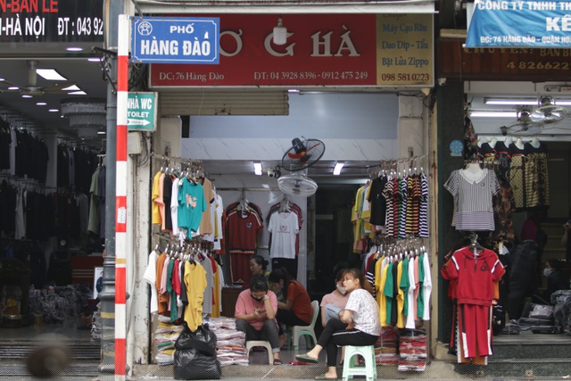 Nhân viên và chủ cửa hàng ngoài việc cầm điện thoại lướt mạng xã hội thì cũng không có nhiều việc để làm.