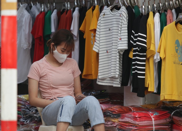Nhiều cửa hàng đã cho nhân viên nghỉ bớt, chỉ còn lại một hai nhân viên làm nhiệm vụ trông nom.