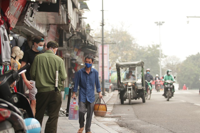 Lực lượng dân phòng hàng ngày tất bật làm nhiệm vụ đảm bảo an ninh, an toàn giao thông trên phố Hàng Đào thì nay cũng nhàn tản hơn, gậy phân luồng ít cần dùng đến.