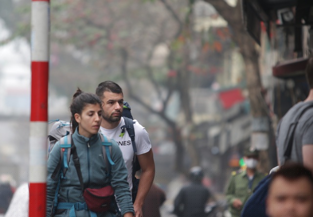 Trên những tuyến phố này thi thoảng vẫn có những du khách nước ngoài qua lại thăm thú.