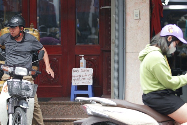 Nhiều cửa hàng cẩn trọng trang bị cồn sát khuẩn để phục vụ khách ra vào.