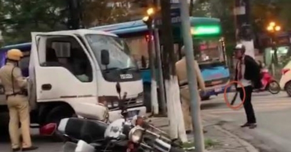 Sốc với Clip nam thanh niên dính đầy máu, cầm dao nói chuyện với CSGT