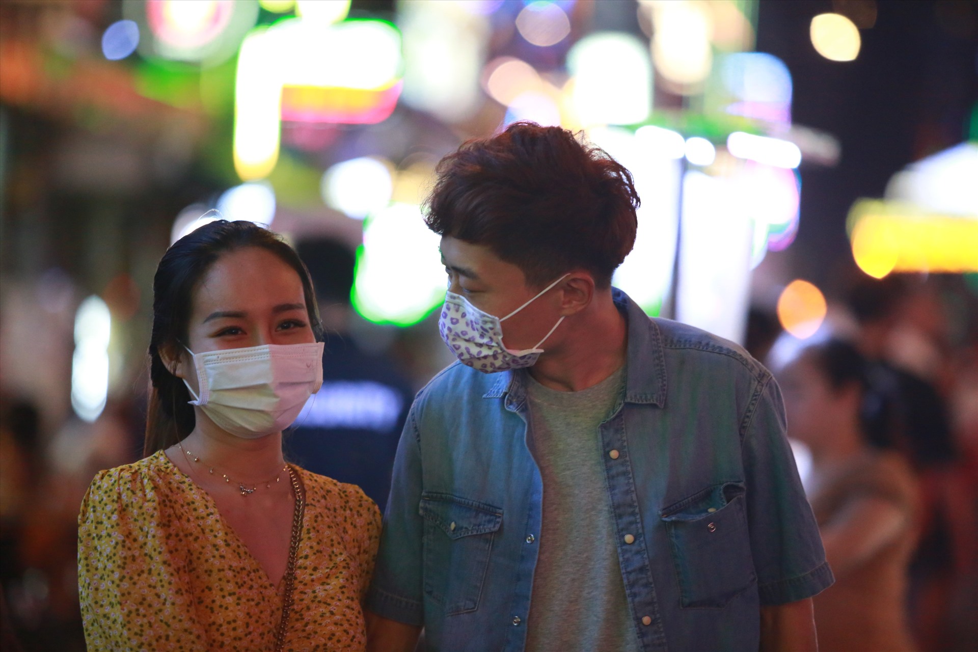 Ngoài khẩu trang y tế thì khẩu trang vải kháng khuẩn là lựa chọn của nhiều người. Ảnh: Anh Tú