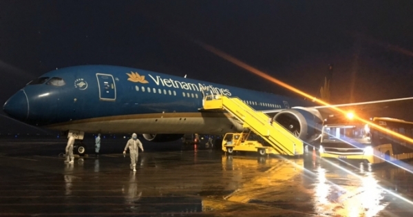 Nhiều chuyến bay chở người Việt từ châu Âu hạ cánh xuống sân bay Vân Đồn