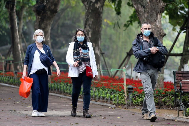 Trong bối cảnh dịch Covid-19 đang c&oacute; nhiều diễn biến phức tạp, nhiều nơi c&ocirc;ng cộng cũng như những địa điểm nổi tiếng của H&agrave; Nội trở n&ecirc;n vắng vẻ.