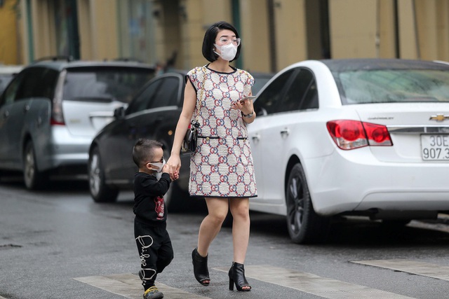 Theo ghi nhận của PV, do c&oacute; th&oacute;i quen đeo khẩu trang từ trước n&ecirc;n hầu như người d&acirc;n Việt Nam ở mọi lứa tuổi chấp h&agrave;nh rất tốt. 