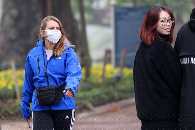 C&aacute;c loại khẩu trang c&oacute; thể sử dụng l&agrave; khẩu trang y tế hoặc khẩu trang vải được giặt h&agrave;ng ng&agrave;y. Khi đeo cần tr&ugrave;m k&iacute;n cả mũi, miệng v&agrave; cần tr&aacute;nh chạm tay v&agrave;o bề mặt ngo&agrave;i của khẩu trang.