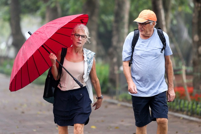 Dẫu vậy, vẫn c&oacute; những du kh&aacute;ch quốc tế thờ ơ, chưa biết về quy định y&ecirc;u cầu đeo khẩu trang nơi c&ocirc;ng cộng.