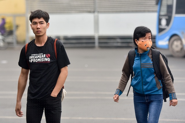 Thời điểm n&agrave;y, tỉ lệ người kh&ocirc;ng đeo khẩu trang tại bến xe rất &iacute;t, chỉ l&aacute;c đ&aacute;c v&agrave;i người. Tại c&aacute;c bến xe đều ph&aacute;t th&ocirc;ng b&aacute;o về biện ph&aacute;p ph&ograve;ng tr&aacute;nh l&acirc;y nhiễm dịch Covid-19 trong đ&oacute; c&oacute; việc đeo khẩu trang.