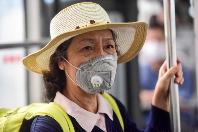 Hầu hết h&agrave;nh kh&aacute;ch đi xe bu&yacute;t đều đeo khẩu trang để ph&ograve;ng ngừa bệnh dịch.