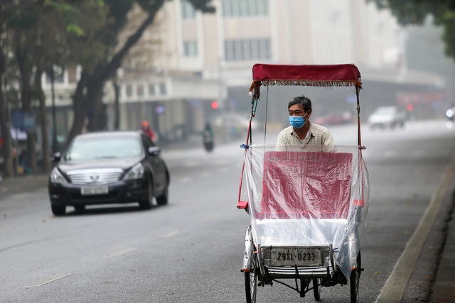 Trước đ&oacute;, theo chỉ đạo của Thủ tướng Ch&iacute;nh phủ, kể từ ng&agrave;y 16/3 thực hiện nghi&ecirc;m việc đeo khẩu trang tại c&aacute;c nơi c&ocirc;ng cộng c&oacute; tập trung đ&ocirc;ng người như si&ecirc;u thị, s&acirc;n bay, nh&agrave; ga, bến xe, tr&ecirc;n c&aacute;c phương tiện giao th&ocirc;ng c&ocirc;ng cộng... Đồng thời giao Bộ C&ocirc;ng thương v&agrave; Bộ Y tế chỉ đạo bảo đảm sản xuất, cung ứng khẩu trang bảo đảm chất lượng đ&aacute;p ứng nhu cầu sử dụng của nh&acirc;n d&acirc;n.