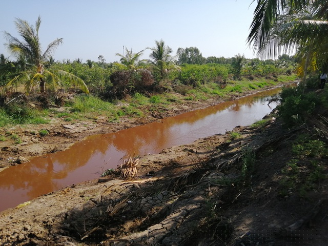 Nguyên nhân ban đầu gây sụt lún được ngành chức năng Cà Mau đưa ra do hiện nay đang vào mùa khô hạn, mực nước dưới kênh xáng đã hạ xuống rất thấp, trong khi lòng kênh sâu, dẫn đến mất ổn định nền đường.