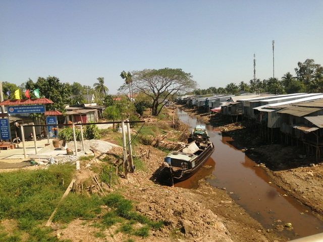 Nhiều kênh rạch ở Cà Mau đã dần cạn nước. Theo người dân địa phương, đây là một trong những năm thời tiết khô hạn khốc liệt như thế này.