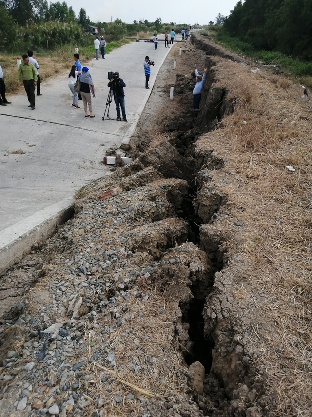 Đường đê biển Tây qua địa bàn huyện Trần Văn Thời sụt lún hàng trăm mét, có nơi lún sâu hơn 2m. Nguyên nhân được xác định do khô hạn, mực nước trong kênh hạ xuống thấp, gây áp lực lên thân đê dẫn đến lộ bị sụt lún xuống.