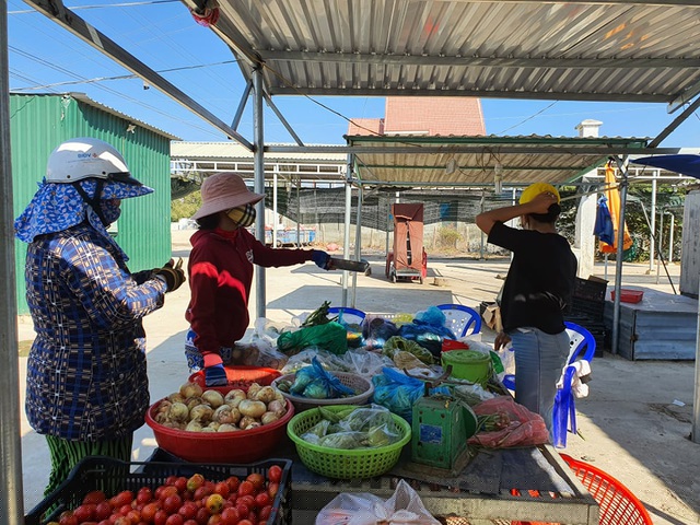 Chợ Văn Lâm khá vắng vẻ vào 15h chiều 17/3