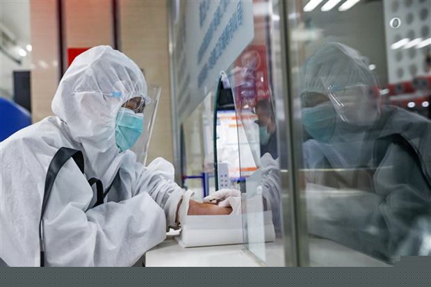 Một bệnh nhân được lấy máu để xét nghiệm tại bệnh viện ở Vũ Hán, Trung Quốc ngày 16/3/2020. (Ảnh: THX/TTXVN)