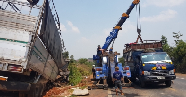 Đăk Nông: Xe tải lật xuống mương, tài xế thoát chết
