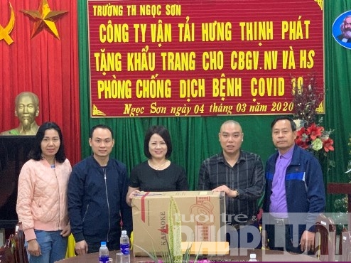 Công ty TNHH đầu tư phát triển Hưng Thịnh Phát tặng khẩu trang và nước sát khuẩn cho trường học.