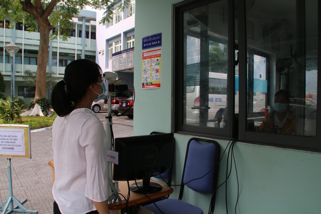 Thiết bị đo thân nhiệt từ xa giúp nhân viên y tế giữ được khoảng cách an toàn khi không phải tiếp xúc trực tiếp, tránh nguy cơ lây nhiễm chéo chủng mới của virus corona trong mùa dịch bệnh