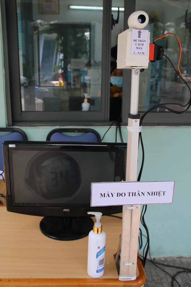 Điểm nổi bật của thiết bị công nghệ này là có thể tự động điều chỉnh chiều cao phù hợp với người được đo thân nhiệt