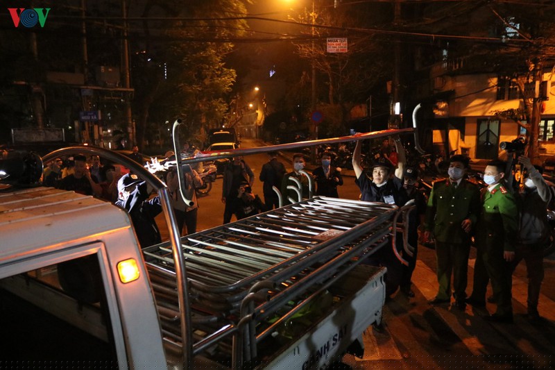 nguoi dan truc bach vo oa sung suong khi barie cach ly duoc do bo hinh 2