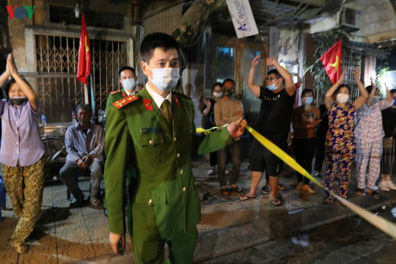 nguoi dan truc bach vo oa sung suong khi barie cach ly duoc do bo hinh 3