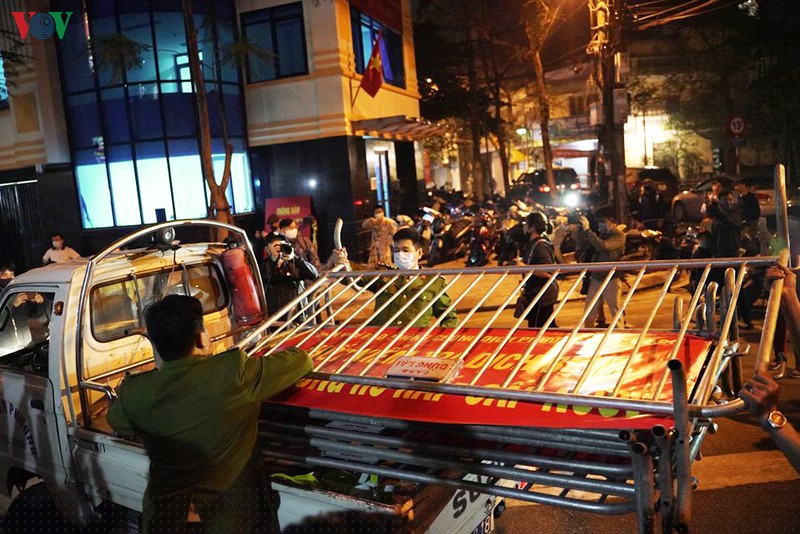 nguoi dan truc bach vo oa sung suong khi barie cach ly duoc do bo hinh 4