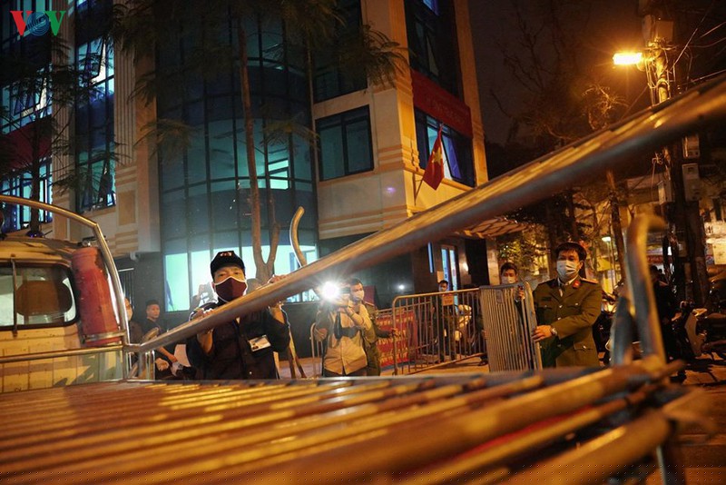 nguoi dan truc bach vo oa sung suong khi barie cach ly duoc do bo hinh 5