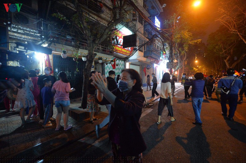 nguoi dan truc bach vo oa sung suong khi barie cach ly duoc do bo hinh 6