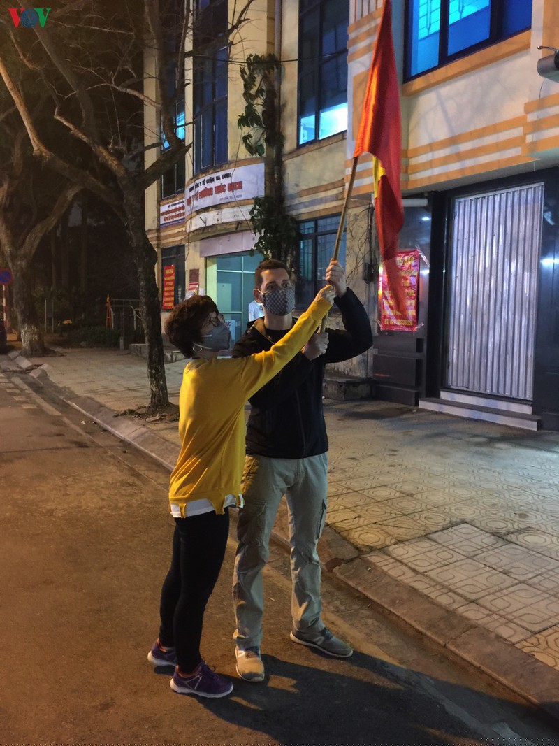 nguoi dan truc bach vo oa sung suong khi barie cach ly duoc do bo hinh 10