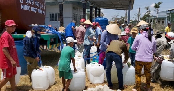 Xe cứu hộ chở nước ngọt miễn phí “giải khát” cho vùng hạn mặn