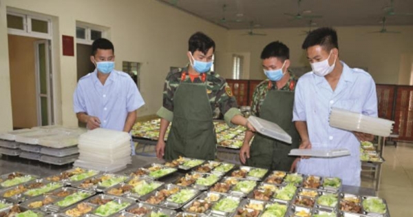 Khi bàn tay trao tặng đóa hồng