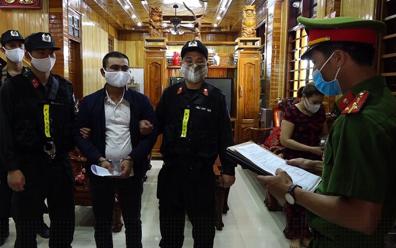 Cơ quan công an đọc lệnh khởi tố bị can, bắt tạm giam tại nhà riêng của đối tượng Nguyễn Minh Thảo (Ảnh: CAQB)