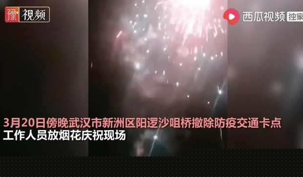 Đoạn video được đăng bởi tài khoản Dahe Daily cho thấy pháo hoa được bắn lên sau khi một chốt kiểm soát được gỡ bỏ ở quận Tân Châu, Vũ Hán. (Nguồn: Ixigua)