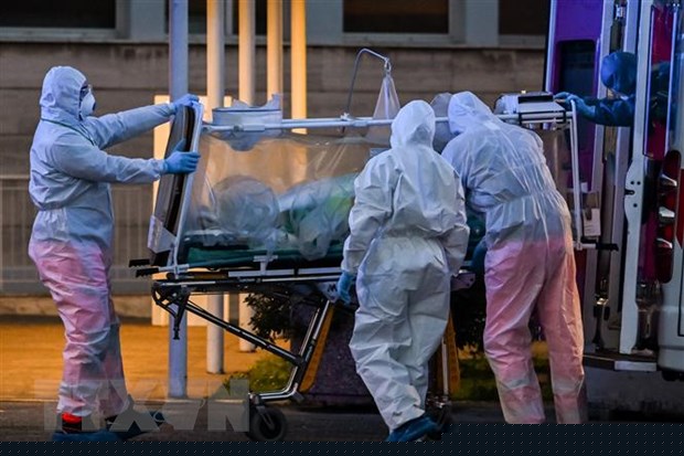 Nhân viên y tế chuyển bệnh nhân nhiễm COVID-19 tới bệnh viện ở Rome, Italy, ngày 16/3/2020. (Nguồn: AFP/TTXVN)