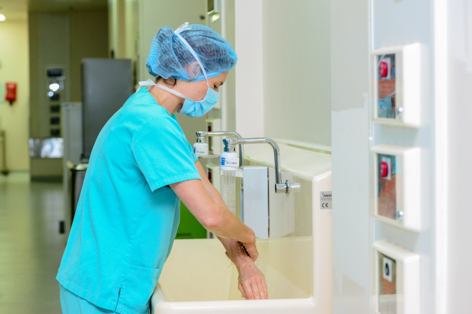 Theo khuyến cáo của cơ quan y tế, rửa tay thường xuyên, đúng cách sẽ hạn chế được tình trạng lây lan dịch bệnh.