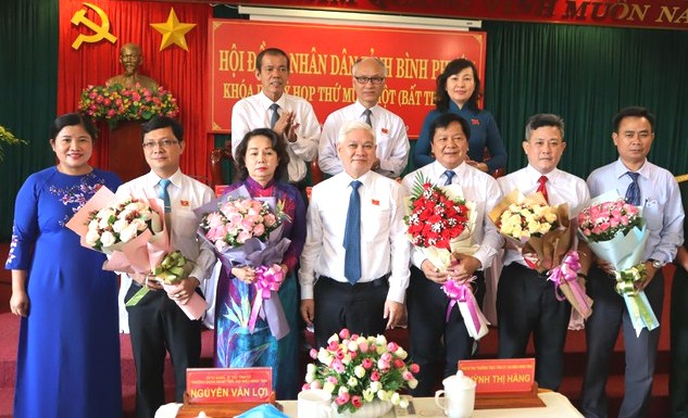 Bi thu tinh uy binh phuoc trao hoa chuc mung cac dai bieu