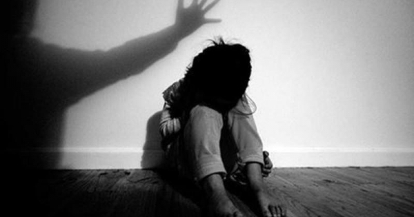 "Yêu râu xanh" rủ bé gái 13 tuổi đi chơi rồi hiếp dâm