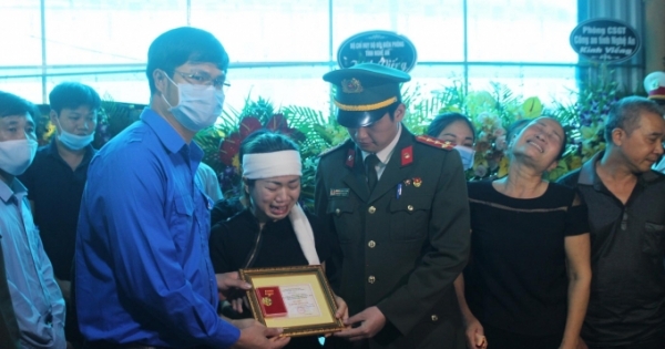 Truy tặng “Huy hiệu tuổi trẻ dũng cảm” cho Đại úy Công an hy sinh khi phá án ma túy
