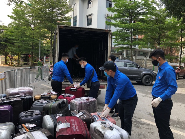 Đội hình thanh niên tình nguyện phòng, chống Covid-19 cấp Thành phố hỗ trợ chuyển đồ tại các khu cách ly