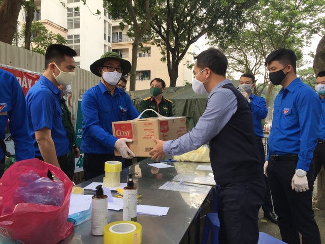 Đội hình thực hiện nhiệm vụ hỗ trợ lực lượng chức năng kiểm soát tình hình an ninh tại các chốt trực và hỗ trợ tiếp nhận, vận chuyển đồ dùng thiết yếu giúp người đang trong diện cách ly tại các khu cách ly trên địa bàn Thành phố