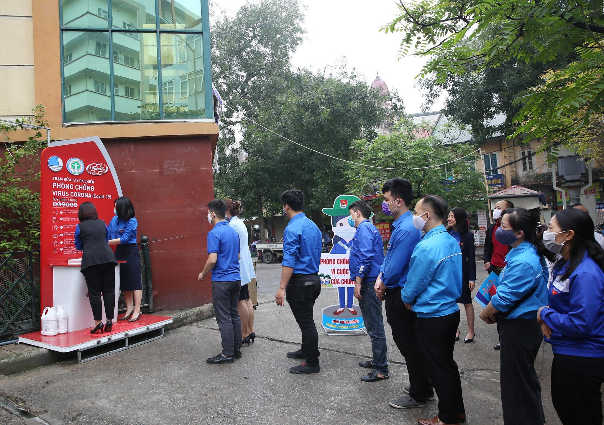 Thanh niên Hà Nội tích cực hỗ trợ khu cách ly, lắp 100 bồn rửa tay miễn phí - 8