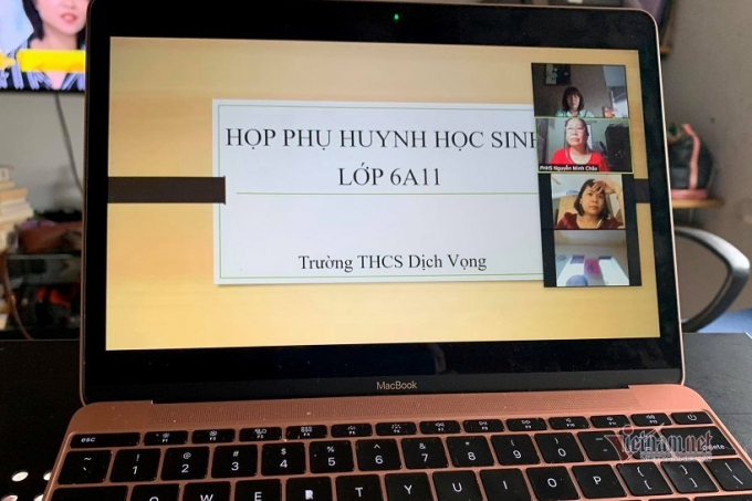 Cuộc họp phụ huynh trực tuyến của lớp 6A11 Trường THCS Dịch Vọng, quận Cầu Giấy, Hà Nội.