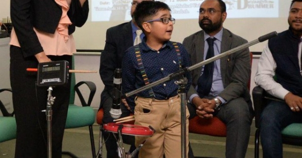 "Nhóc tì" 6 tuổi phá vỡ kỷ lục đánh trống nhanh nhất thế giới