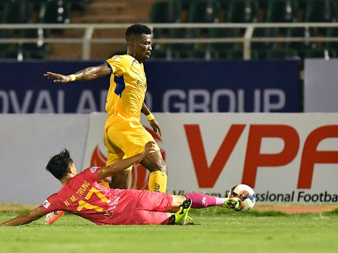 V-League mới đ&aacute; hai lượt phải ho&atilde;n v&agrave; chưa biết đến th&aacute;ng 4 b&oacute;ng c&oacute; lăn lại như dự kiến hay kh&ocirc;ng. Ảnh: TR&Acirc;M ANH