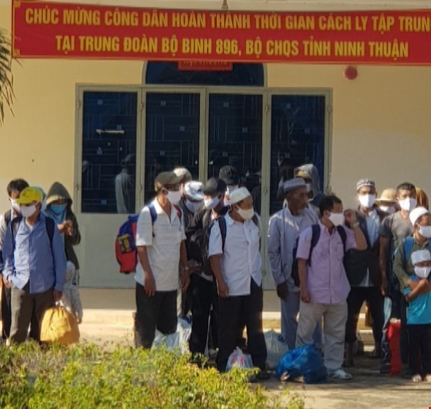 Số người tiếp xúc gần với bệnh nhân số 61 và 67 đã hoàn thành thời gian cách ly tập trung được trở về địa phương. (Ảnh: Công Thử/TTXVN)