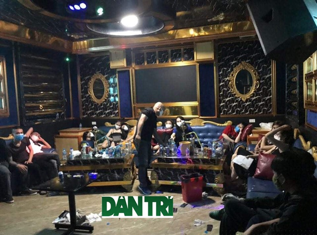 Tổng cộng có 73 đối tượng, trong đó có 25 nữ, tụ tập bay lắc lúc nửa đêm.